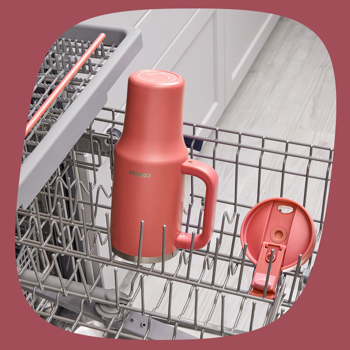 Convenient carry handle on Contigo Streeterville 40oz tumbler for one-handed use