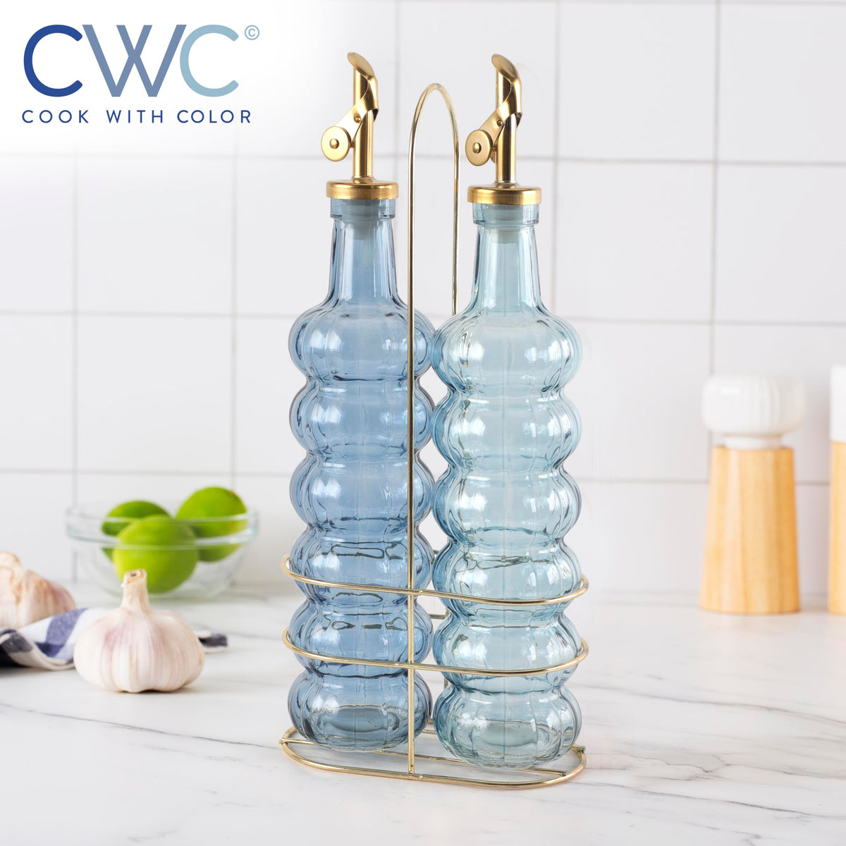 COOK WITH COLOR textured glass provides secure ergonomic grip during cooking