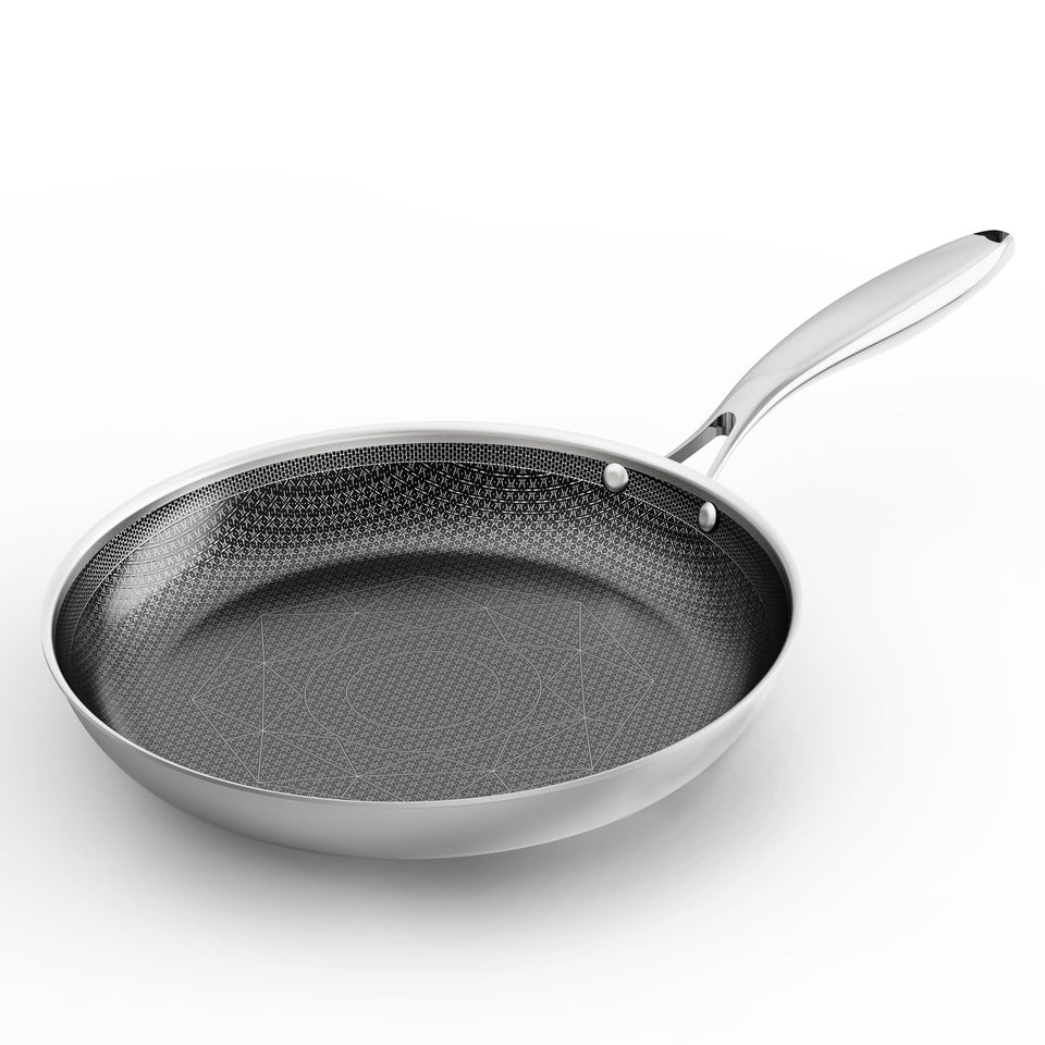 Cooker King 10-inch pan top view shows even heat distribution in action.