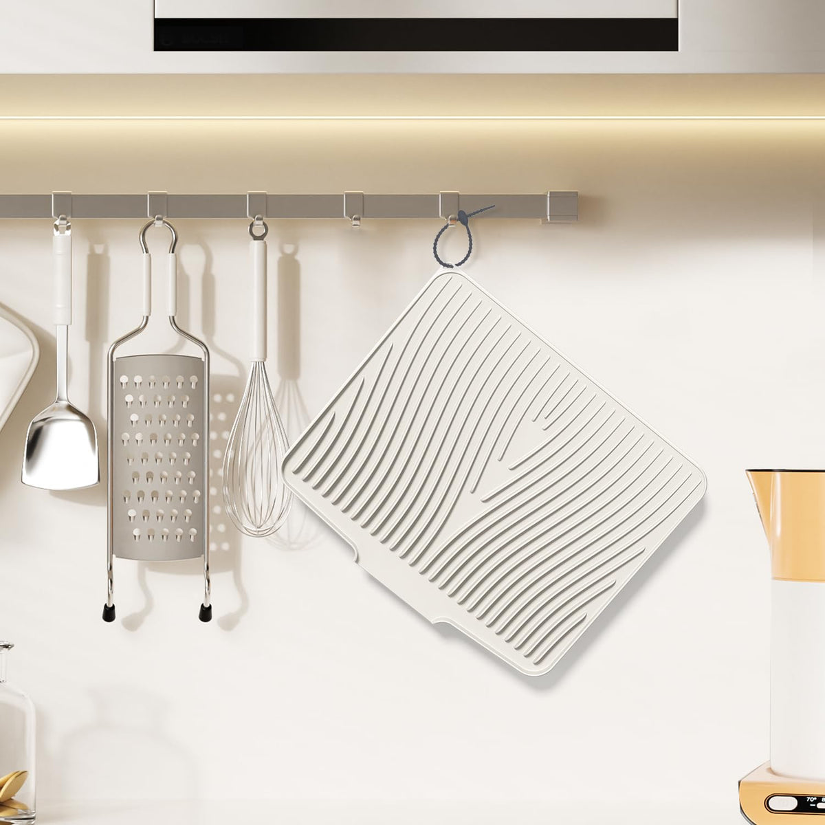 COPLIB textured surface provides secure grip on plates and glasses.