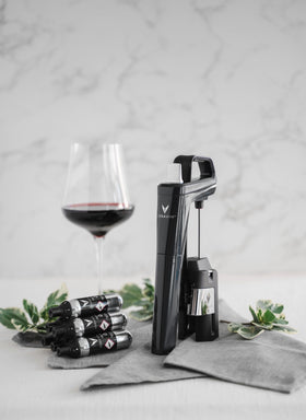 Pour preview with cap and seal ready, demonstrating leak-free operation.
