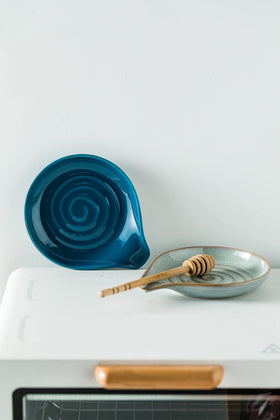 Cormomu ceramic spoon holder is dishwasher safe for quick cleanup.