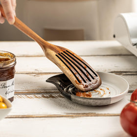 Cormomu daily-use spoon rest helps keep counters organized