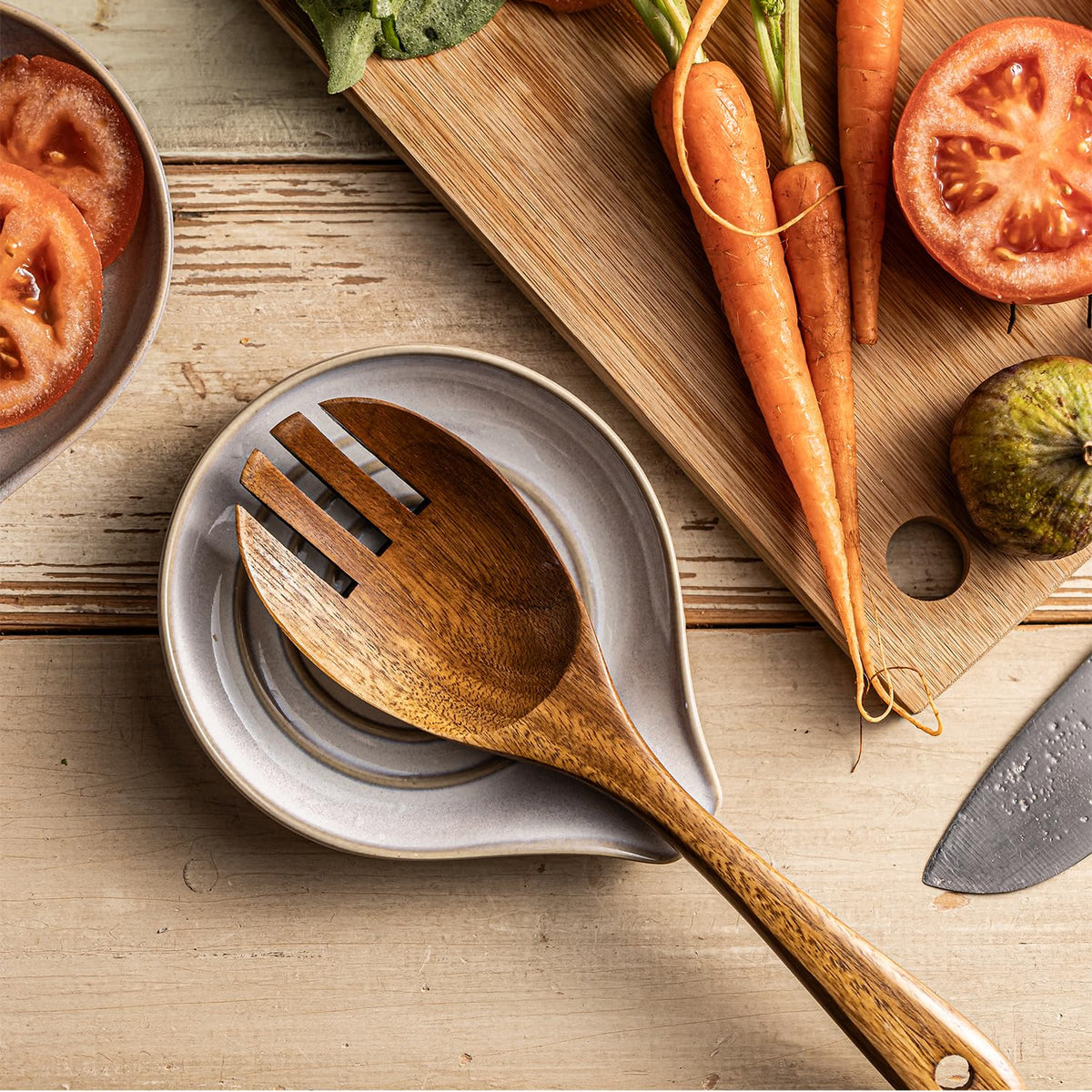 Cormomu easy-clean ceramic spoon rest resists mess and wipes clean.