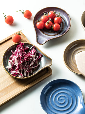 Cormomu spoon holder features a glossy glaze for easy cleaning after cooking