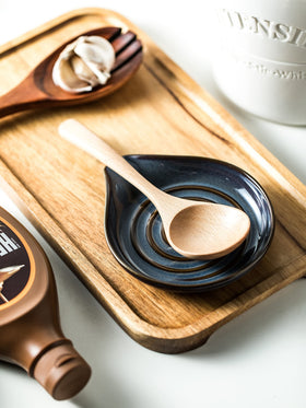 Cormomu spoon rest holds spoons, spatulas, ladles, and tongs quickly