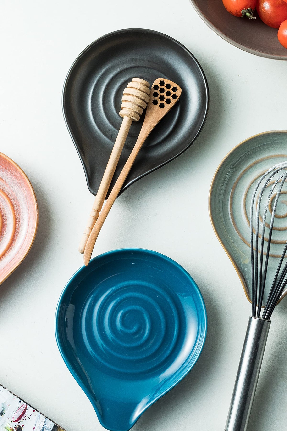 Cormomu heavy ceramic spoon rest withstands heat while protecting countertops from spills