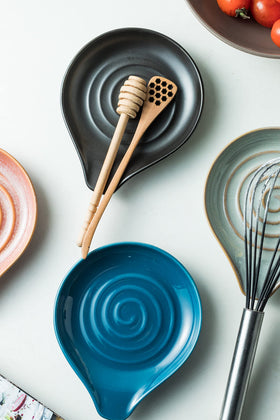 Cormomu heavy ceramic spoon rest withstands heat while protecting countertops from spills