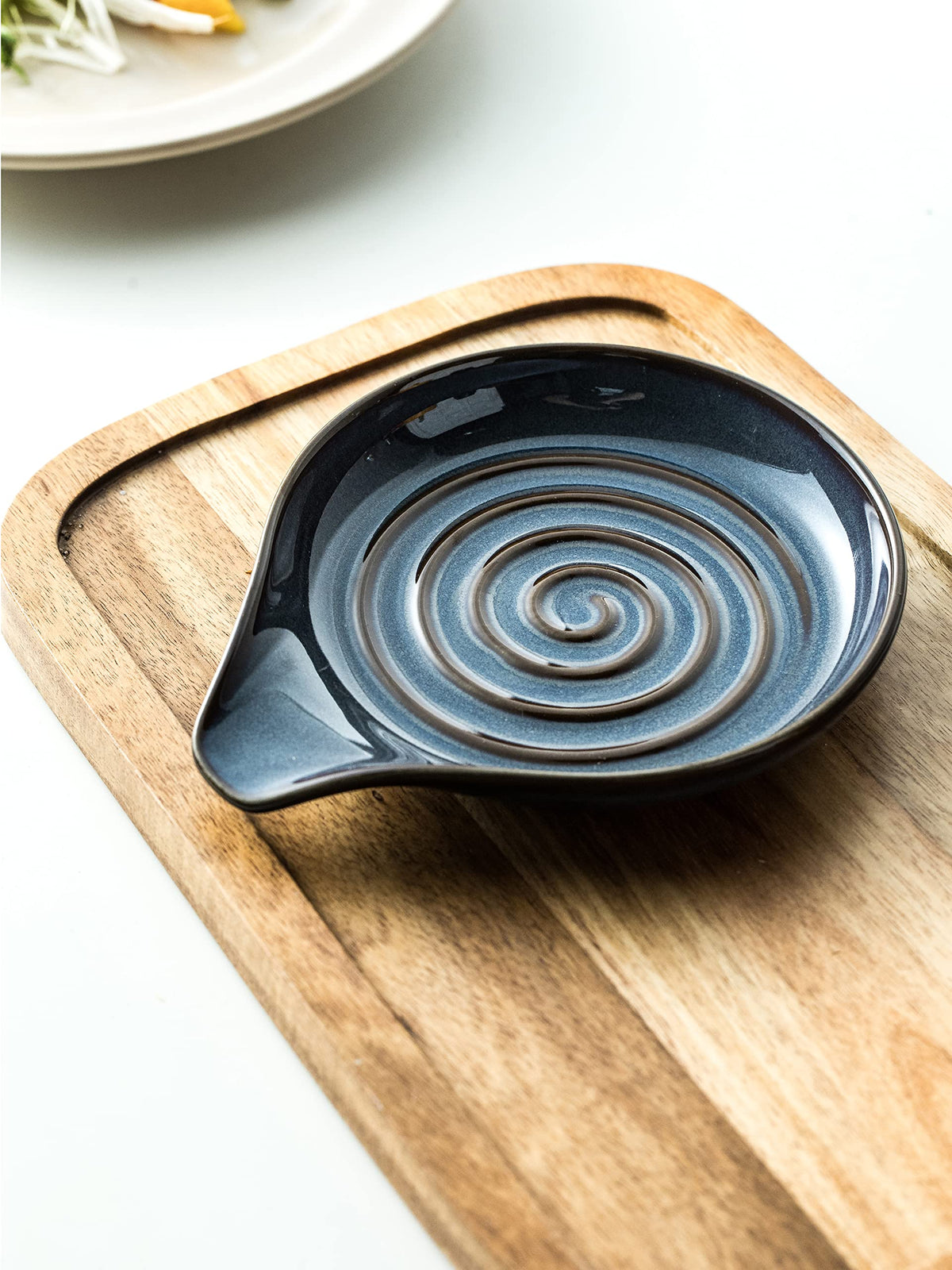 Cormomu kitchen gadget complements gray and blue decor with a classic look