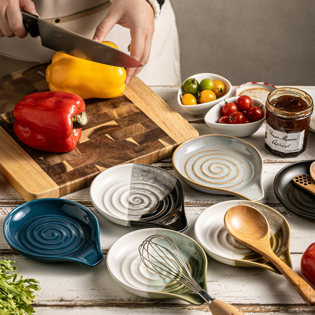 Cormomu counter spoon rest protects surfaces from drips and mess.