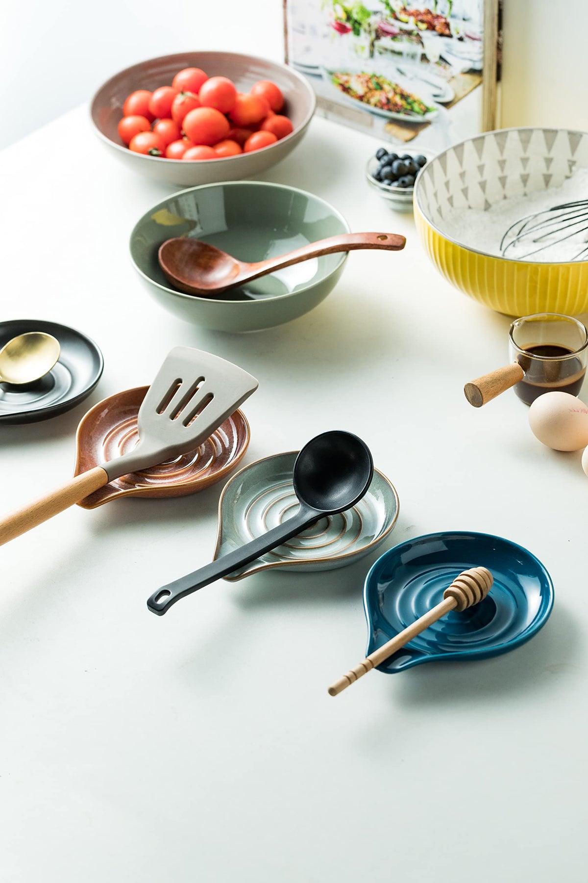 Cormomu spoon holder accommodates spoons, ladles, and tongs without crowding.