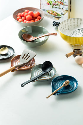Cormomu spoon holder accommodates spoons, ladles, and tongs without crowding.