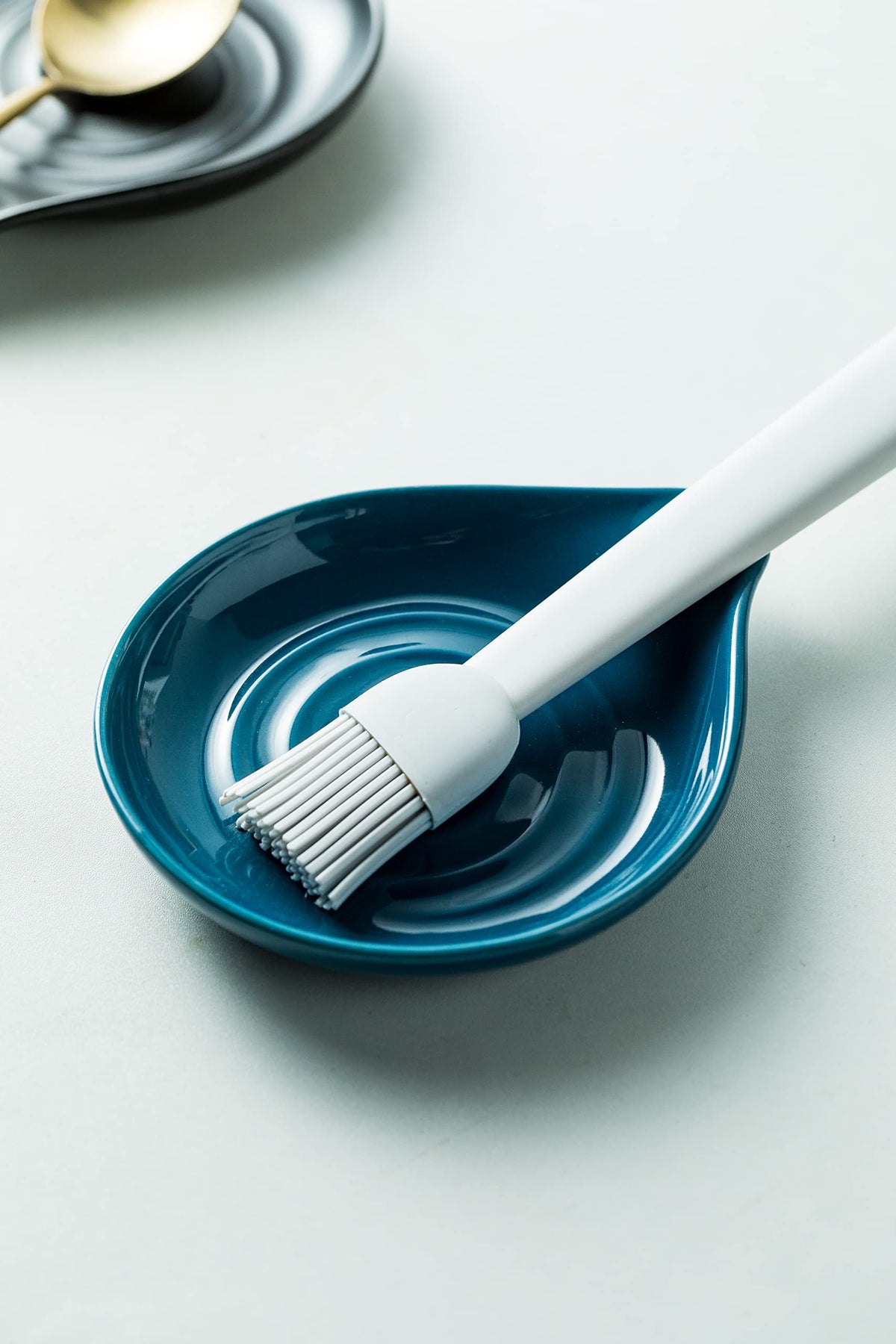 Cormomu spoon rest base is stable to prevent slipping during cooking.