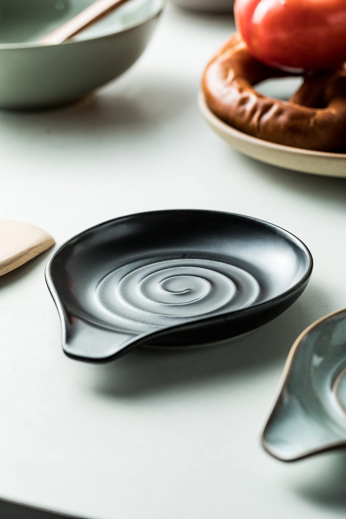 Cormomu spoon rest with dishwasher-safe glaze simplifies cleaning after meals