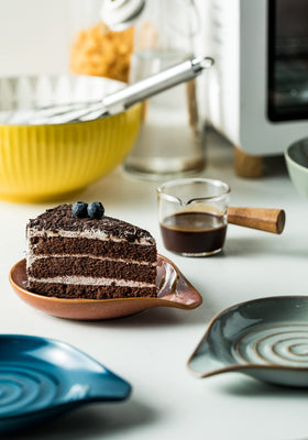 Nonstick ceramic glaze makes wiping away stains a breeze.