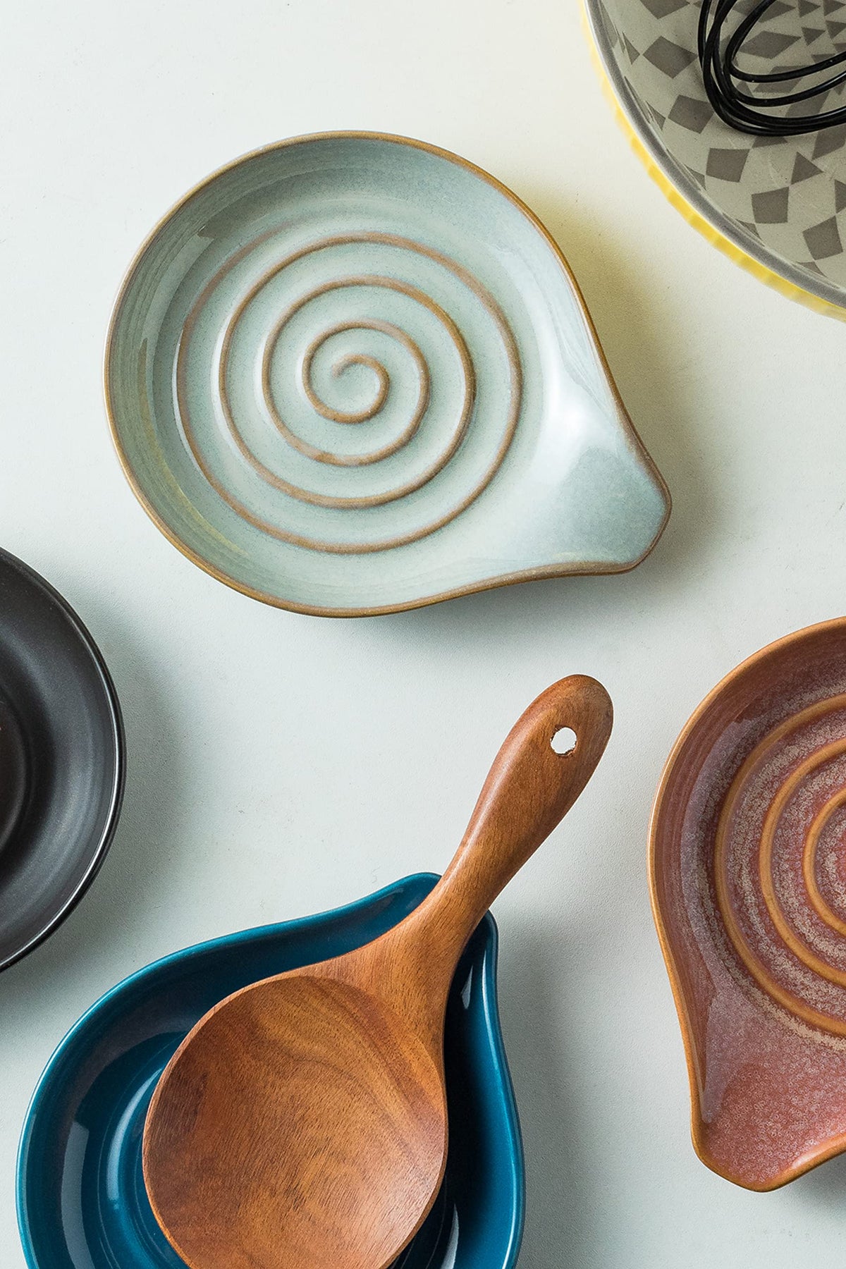 Cormomu heat-resistant ceramic spoon rest withstands intensive use