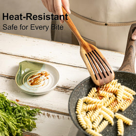 Cormomu spoon rest withstands daily heat and use in busy kitchens.