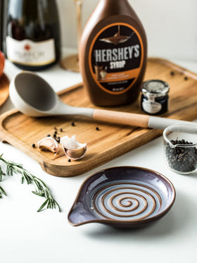 Cormomu spoon rest features an ergonomic handle for easy lifting.