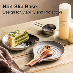Cormomu non-stick spoon rest doubles as a spatula holder.