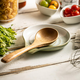 Cormomu spoon rest in nonstick ceramic surface simplifies cleaning after simmering.