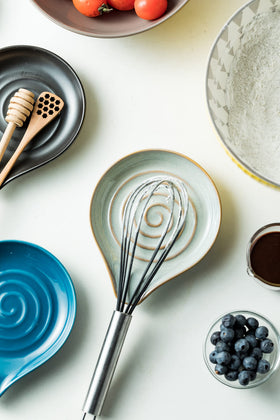 Cormomu heavy base keeps the spoon rest stable during cooking