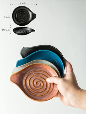 Cormomu utensil holder with flat base stabilizes ladles and spoons during cooking