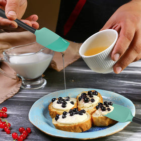 Coukre straight spatula for spreading icing and smoothing surfaces.