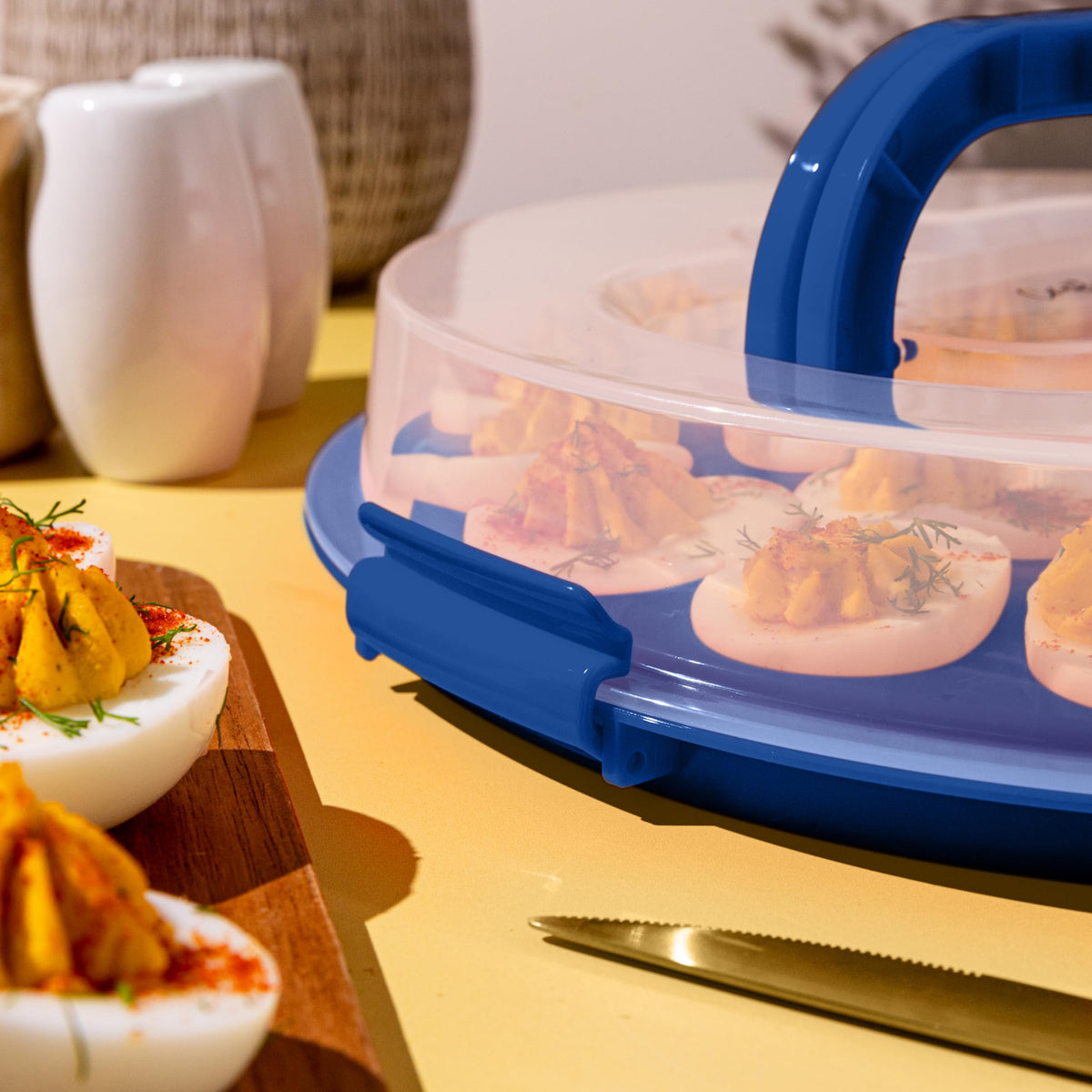 Lid creates a secure seal to minimize spills.