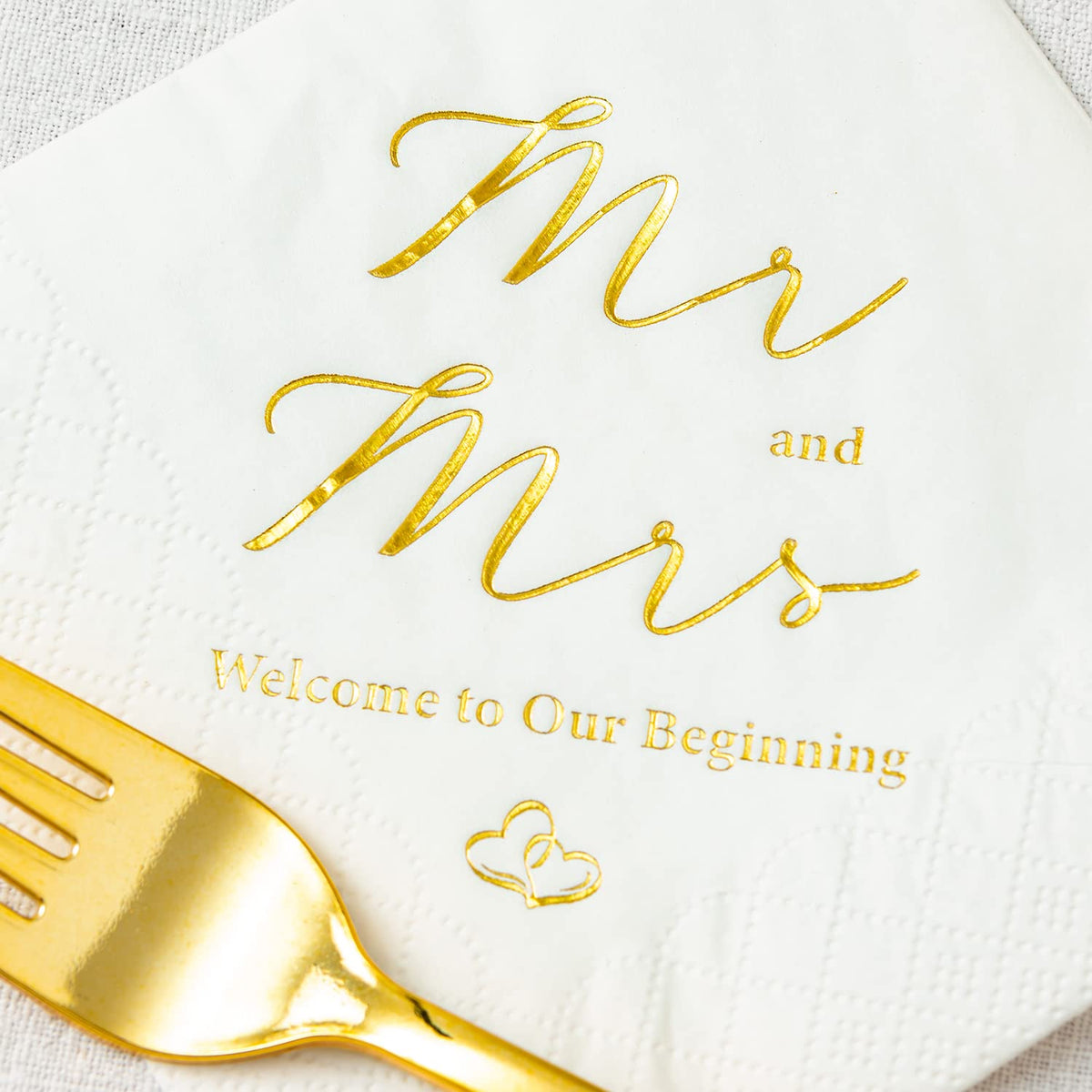 Crisky gold foil napkins shine under lights for photo-worthy tables.