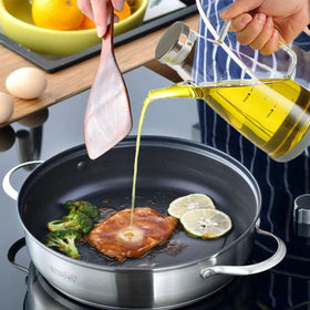 Cucudoner oil dispenser cap seals oil and vinegar for freshness.