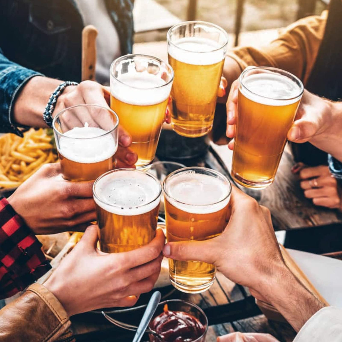 CUCUMI 8-piece set suited for pubs, bars, and outdoor gatherings.