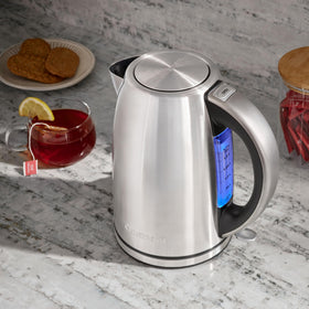 Cuisinart 1.7L electric kettle 360° base allows ambidextrous placement and easy serving.