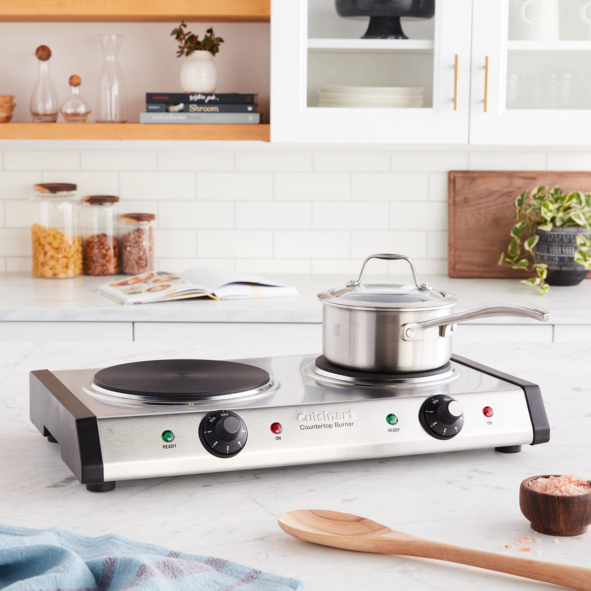 Cuisinart CB-60P1 cast-iron plates close-up highlights durable, easy-to-clean surfaces.