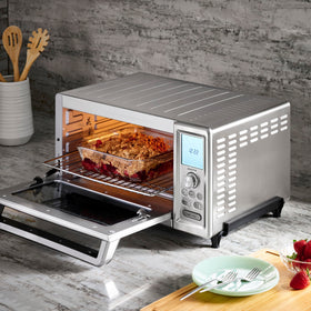 Cuisinart Chef's Convection Toaster Oven interior spacious cavity ready for a 13-inch pizza.