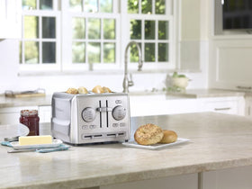 Cuisinart CPT-640P1 wide slots support varying bread sizes for versatile toasting.