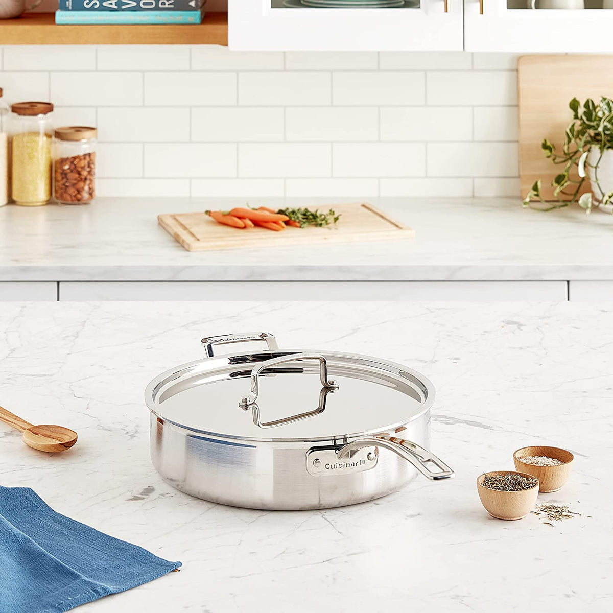 Cuisinart MCP33-30HN with lid and helper handle for safe, comfortable grip.