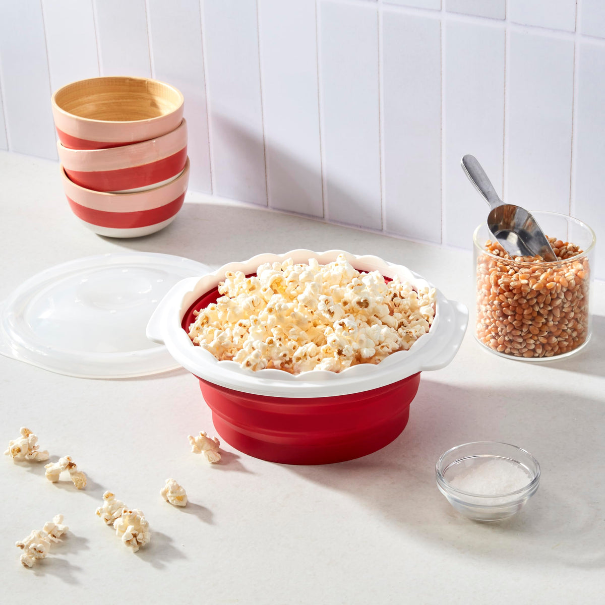 Cuisinart microwave popcorn maker serving bowl with crisp popcorn.