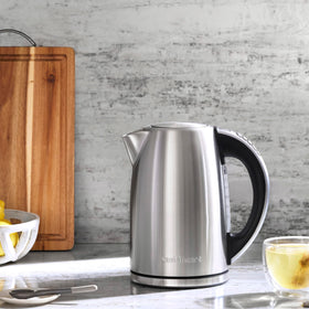 Cuisinart PerfecTemp 1.7L kettle handle close-up showing safe stay-cool grip