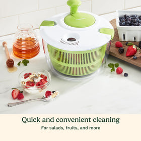 Cuisinart salad spinner spin knob action illustrating smooth, quick spinning.