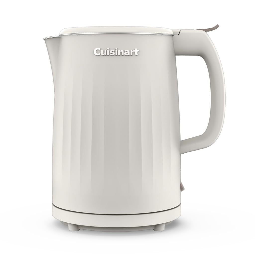 Cuisinart Soho kettle boil-water close-up showing rapid boil with stainless interior