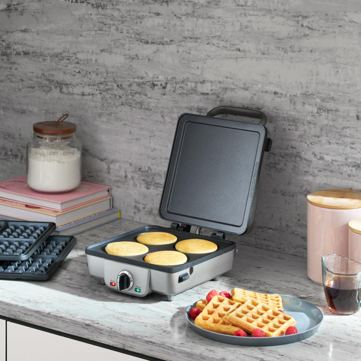 Cuisinart waffle maker with six browning levels for precise doneness