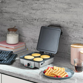 Cuisinart waffle maker with six browning levels for precise doneness