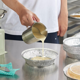 CURTA 30-pack 7in round foil pans with clear lids, ideal for bulk meal prep.