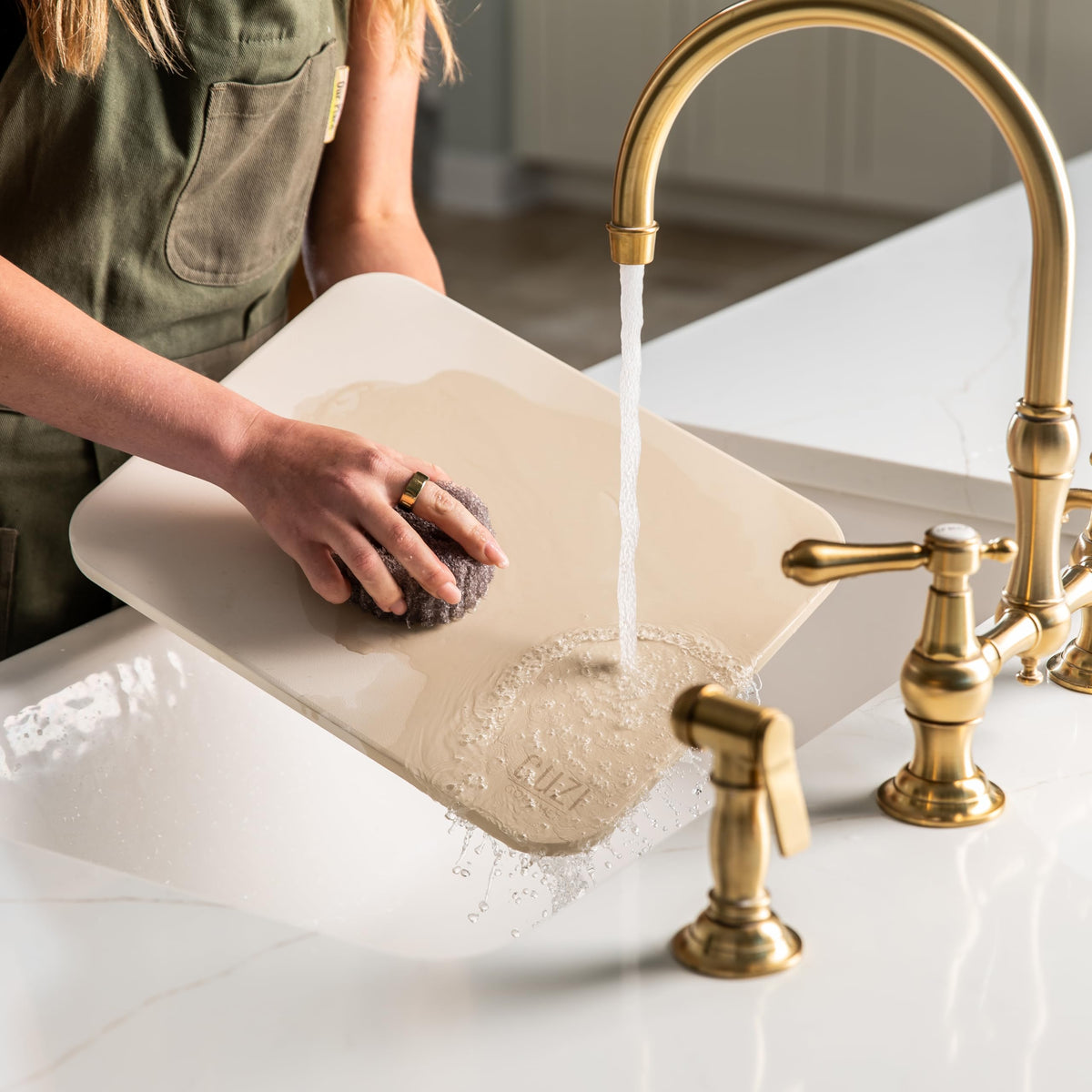 Cuzi Gourmet ergonomic pizza peel handle close-up for safe handling.