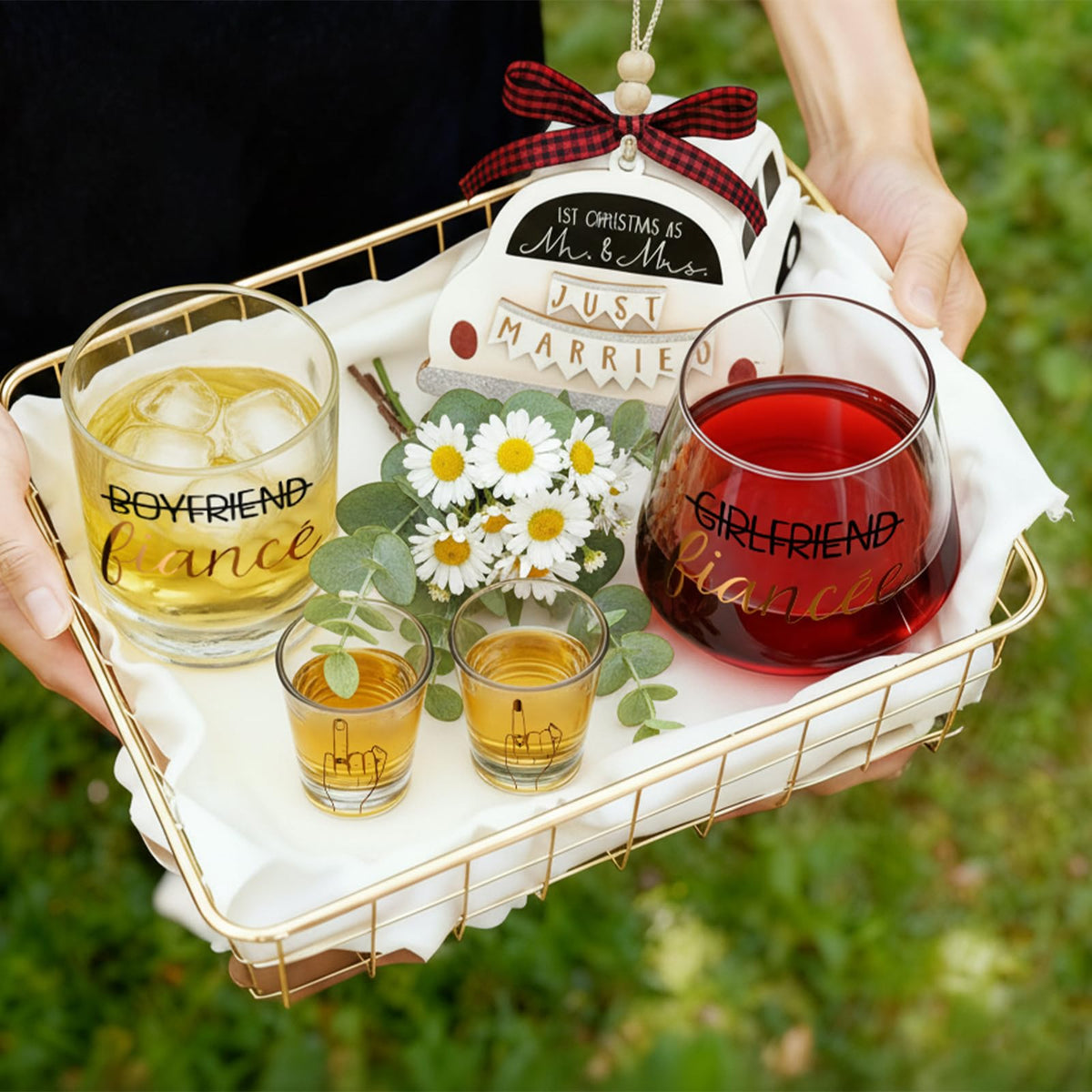 Cyrelwing newlyweds wedding gift idea, memorable moments