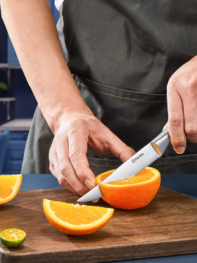 D.Perlla steak knives with high carbon stainless steel shine.