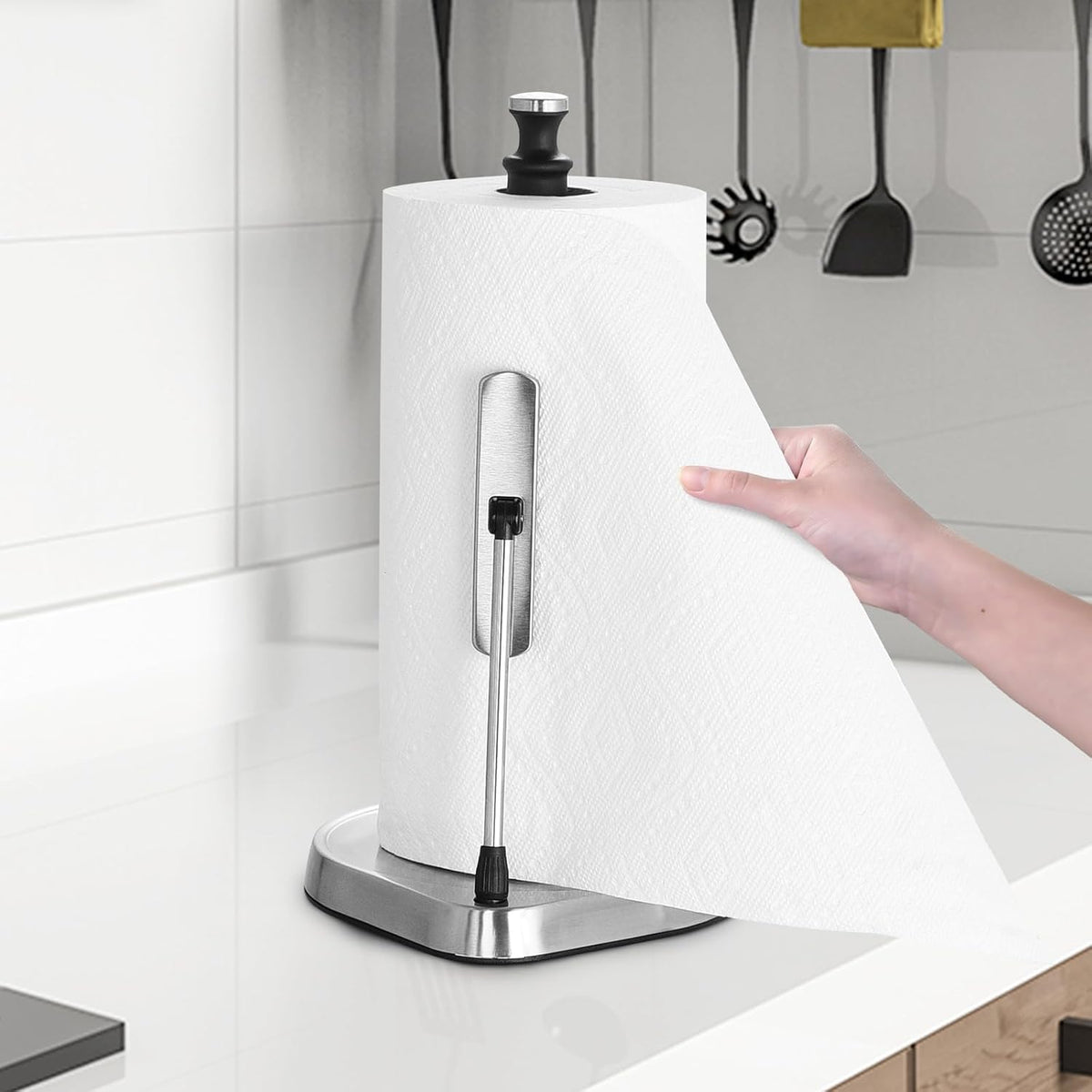 Dailyart weighted base with non-slip pads keeps the roll steady on counters