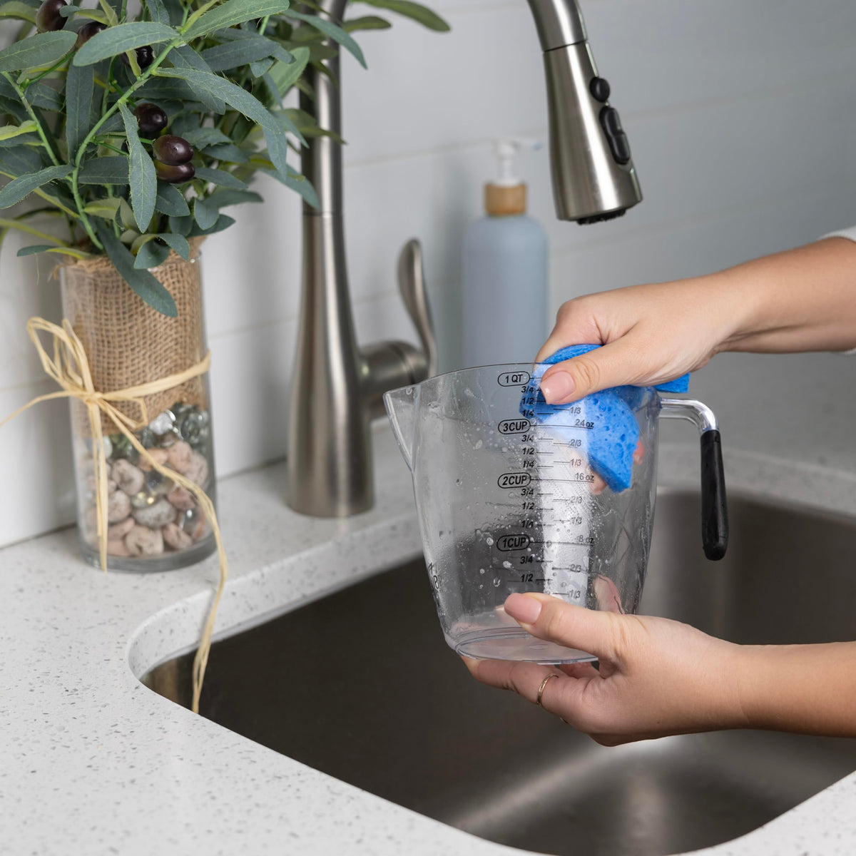 Dalup measuring cups angled body designed for easy pouring