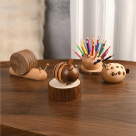 Damuzhi gift packaging for bee lovers includes a ready-to-use accessory.