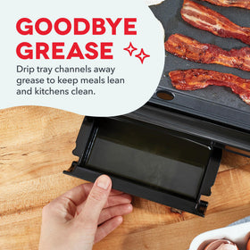 Dash Deluxe Everyday Griddle anti-slip base – stable flipping and serving.